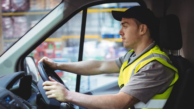 Fahrer in Van; Foto: © wavebreakmedia/shutterstock.com